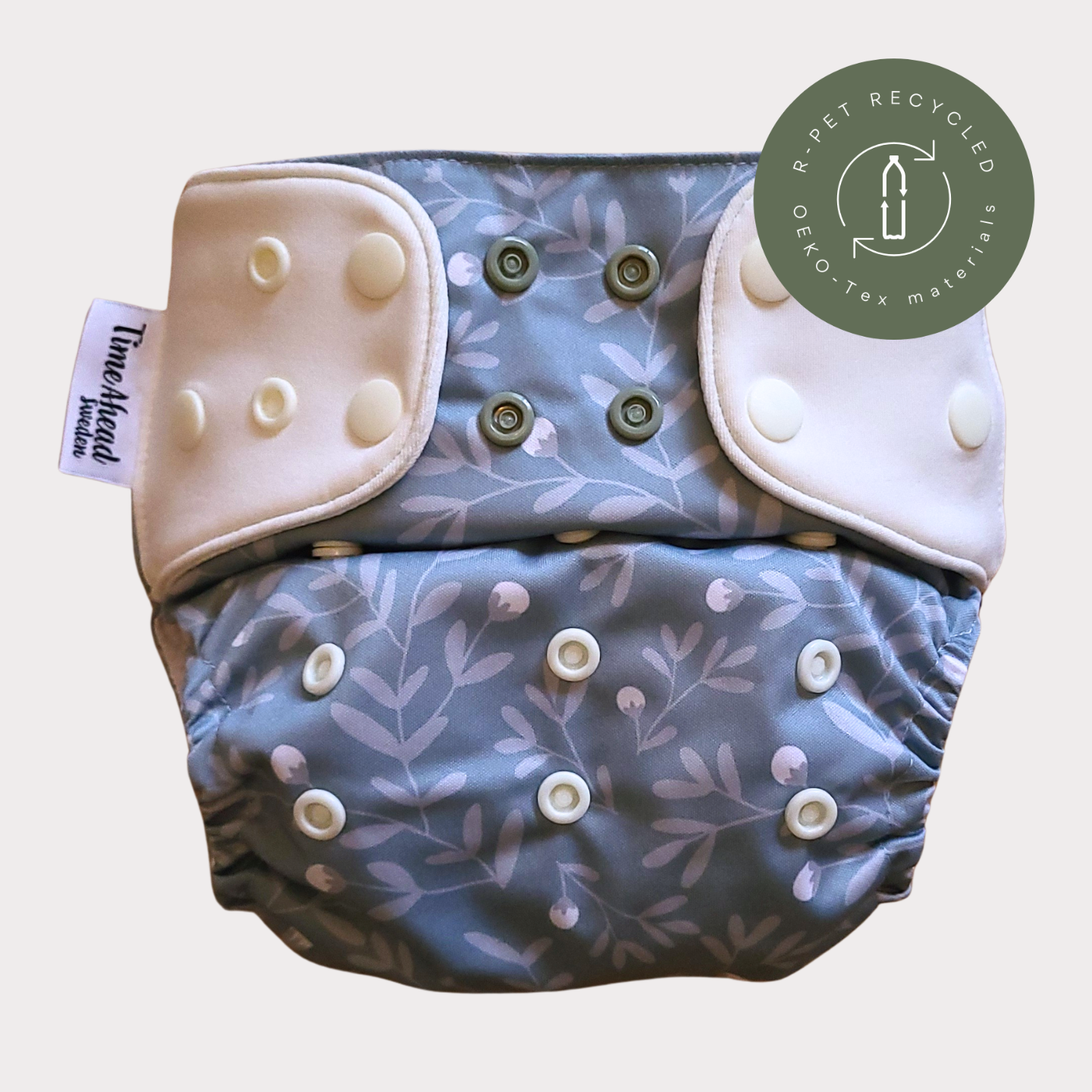 Blå pocketblöja komfort 5-17 kg i mönstret Humleblomster blå med vita blommor och blad i eko återvunnet material