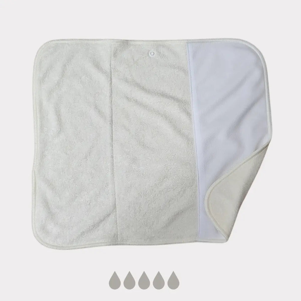 Vit, absorberande babydisc med mjuk frottéväv och slät innersida.