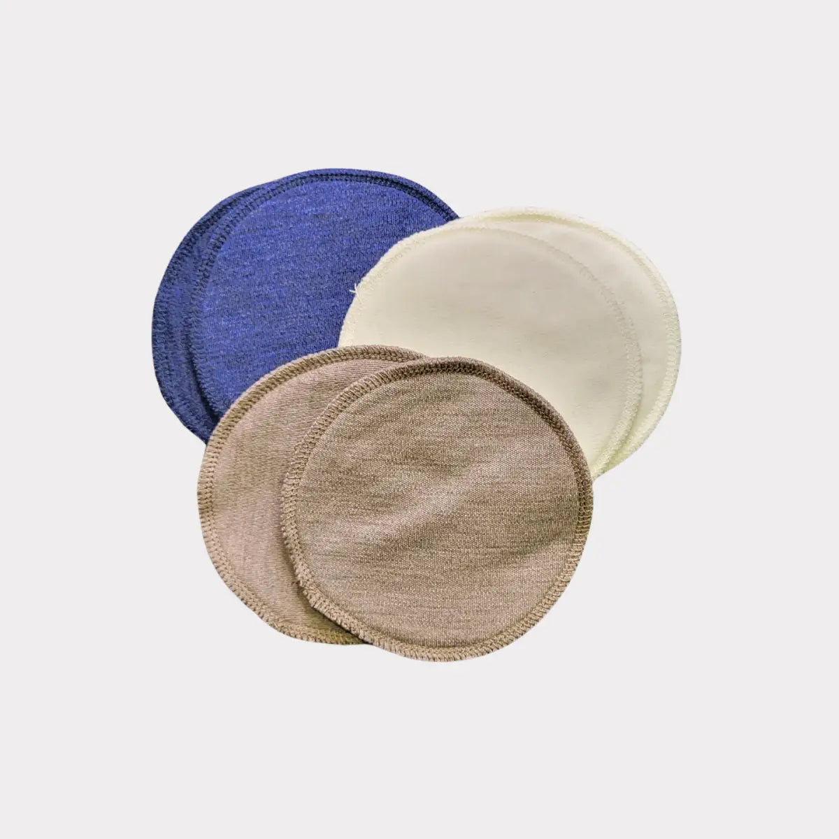 Återanvändbara bomullsservetter för ansiktet i blå, beige och krämfärgade nyanser.