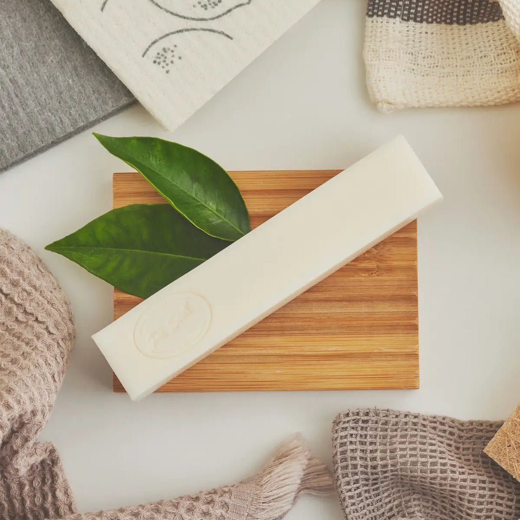 En rektangulär ljus tvål med ett subtilt cirkulärt avtryck.