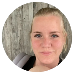 En glad kvinna med blont hår och blå ögon som delar sina förlossningsberättelser