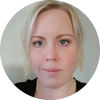 Bild av kvinna med kort blont hår och lätt makeup, som visar att huden andas och är ett hållbart alternativ.