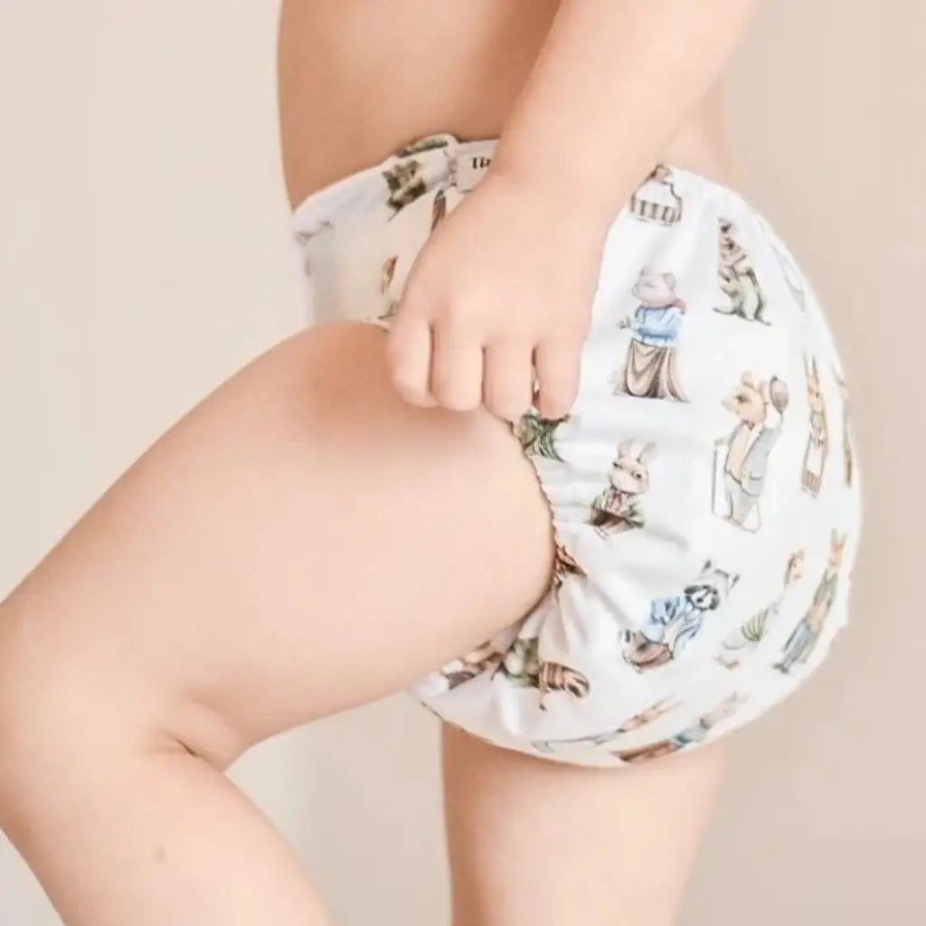 Vit tygblöja med tryck av tecknade djur.