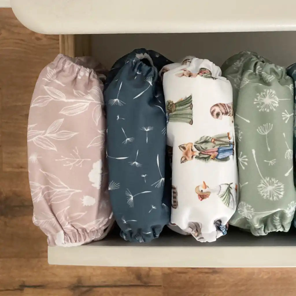 En rad med mönstrade tygärmar eller väskor.