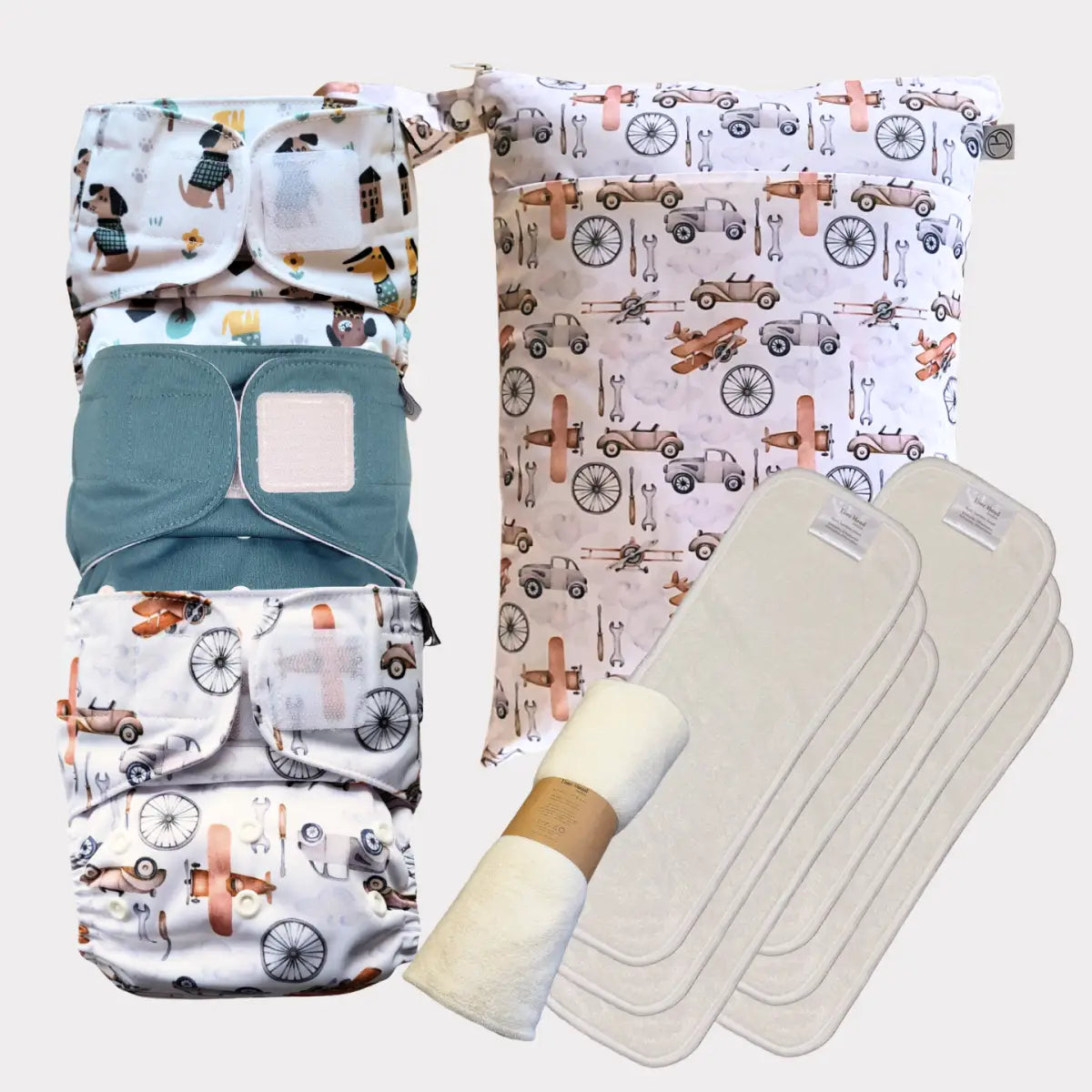 Sats av återanvändbara tygblöjor med bil-tema-tryck och matchande förvaringsväska.