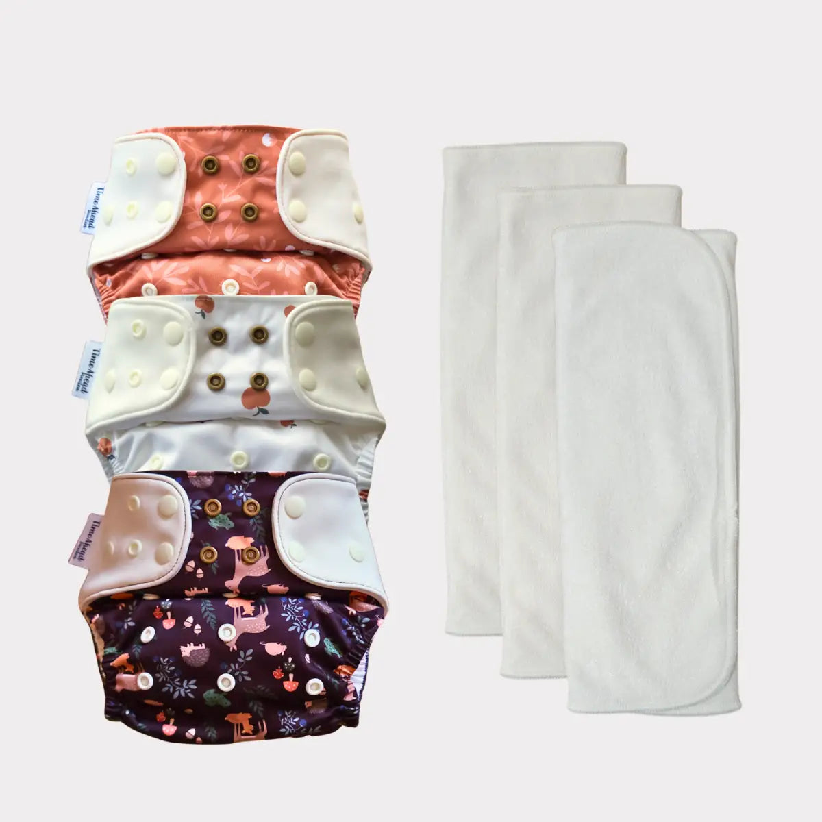 Startpaket komfort med tre färgglada pocketblöjor i mjuk bambufrotté av återvunnet material och fyra matchande absorbenter för medvetet val
