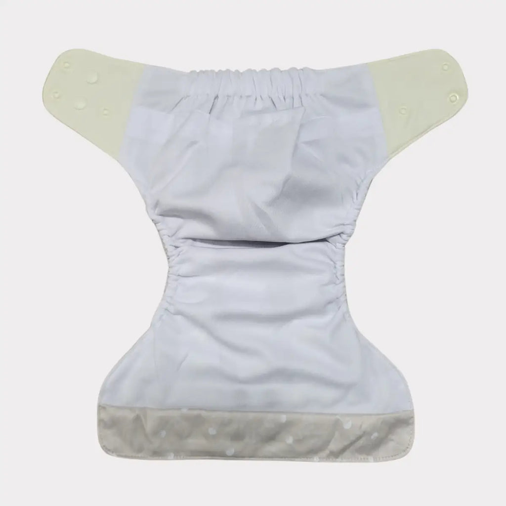 Återanvändbar tygblöja med justerbara tryckknappar och elastiska benöppningar.