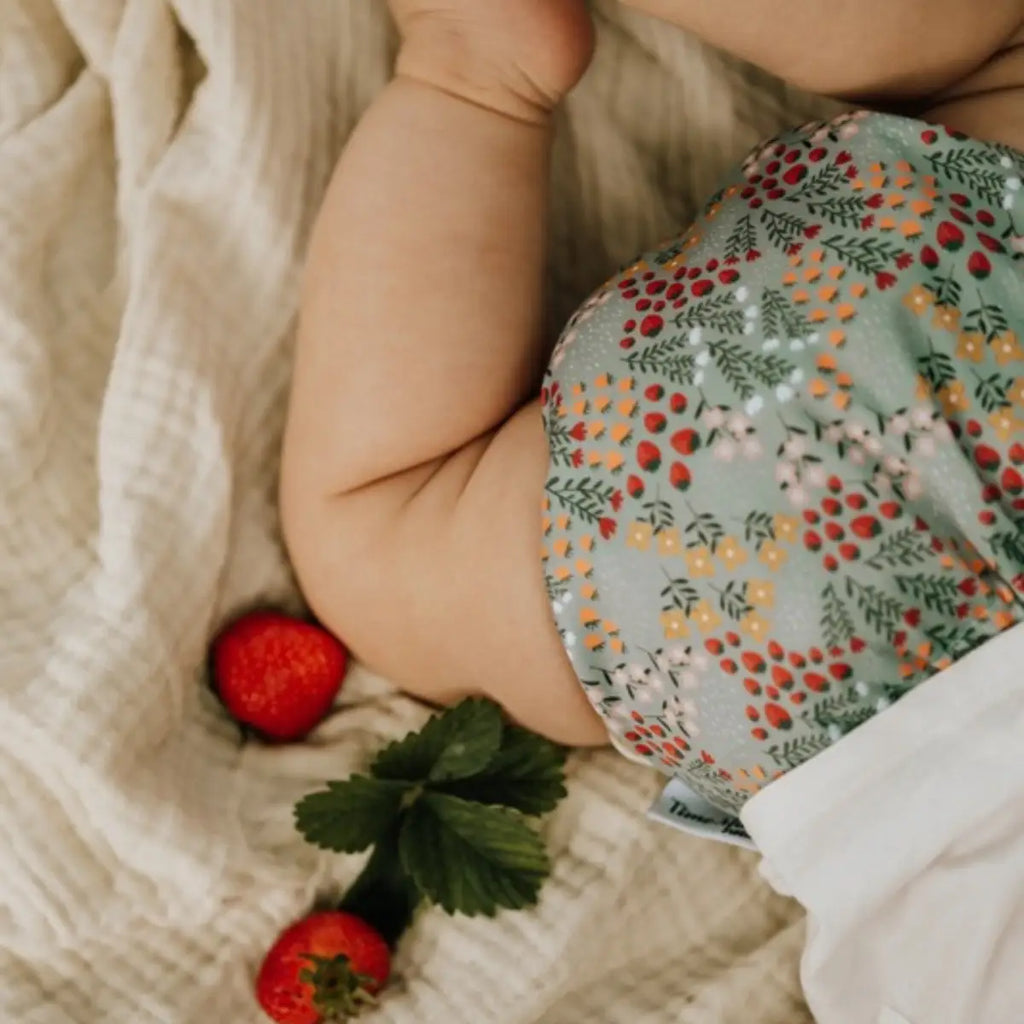 Startpaket nattblöja och blöjskal i mjuk ljusgrön design med röda jordgubbar och små gula blommor lättanvänd design passar barn 5-17kg