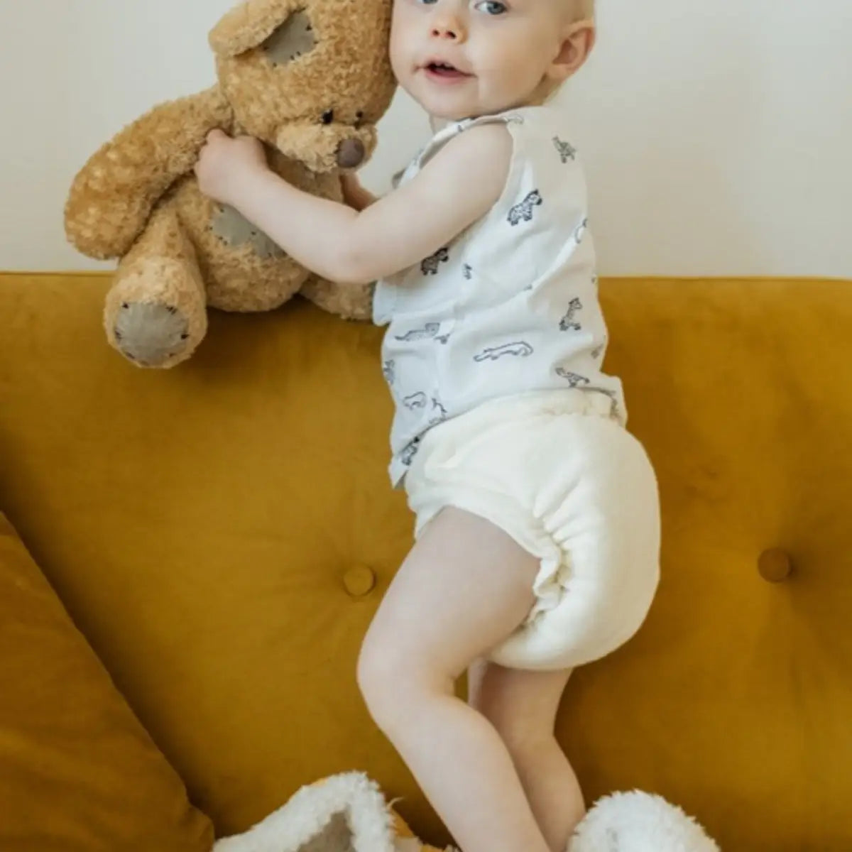 Soft tan plysch nalle med sydda ansiktsdrag och rundade öron i startpaket lättanvänd design passar barn 5-17kg