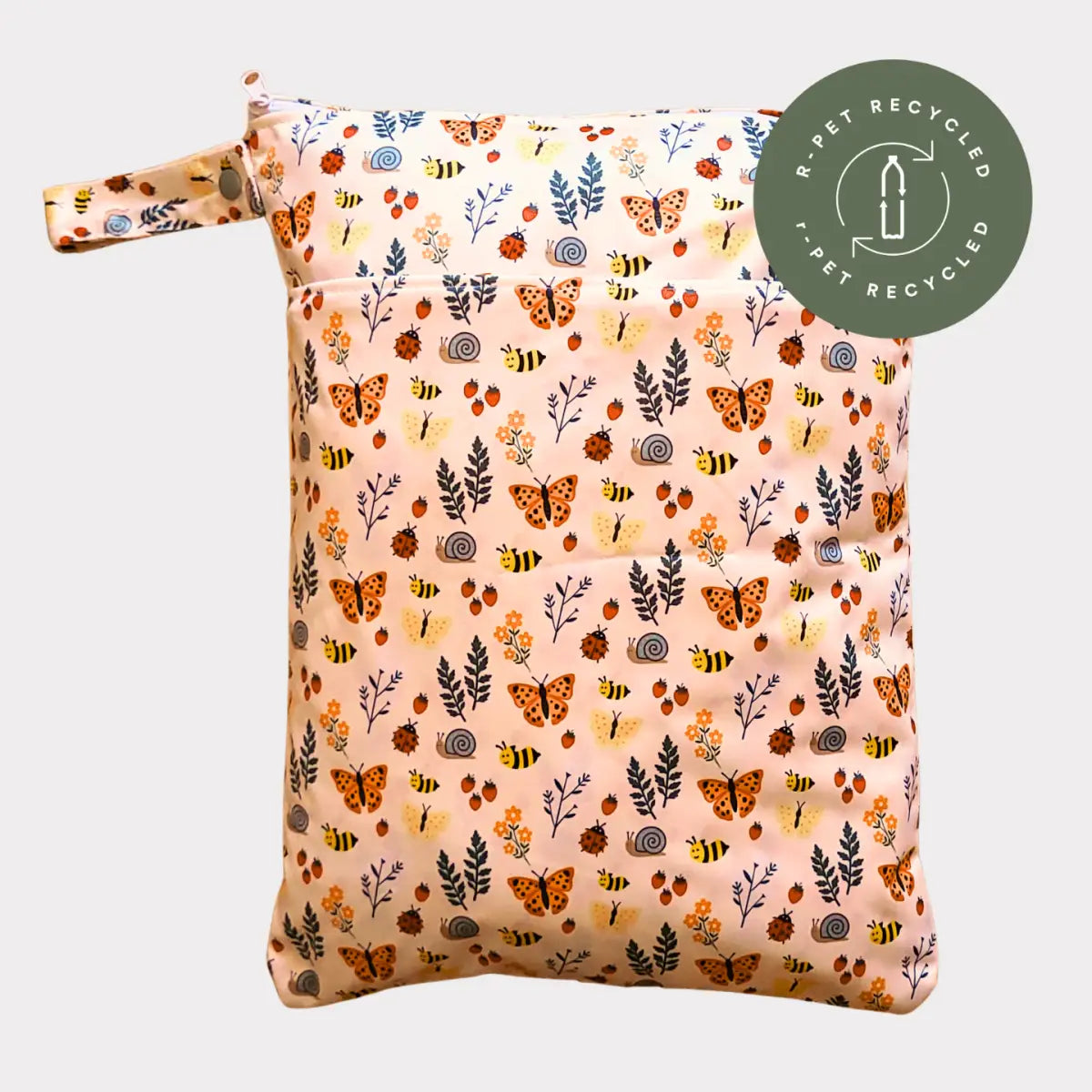 En rosa återanvändbar blöjtåcka med ett lekfullt mönster av fjärilar, bin, sniglar och bär i orange, gult, svart och brunt.