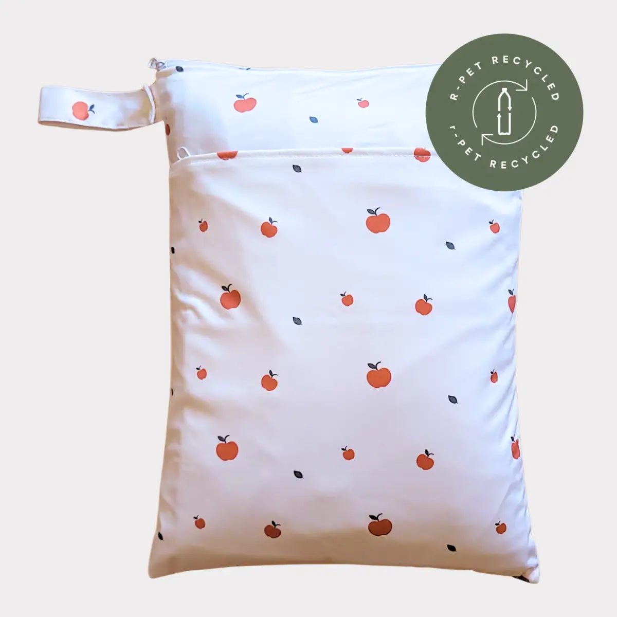 Vit återanvändbar blöjtasche med ett lekfullt mönster av orangea äpplen och mörkgröna löv, tillverkad av r-pet återvunnet material.