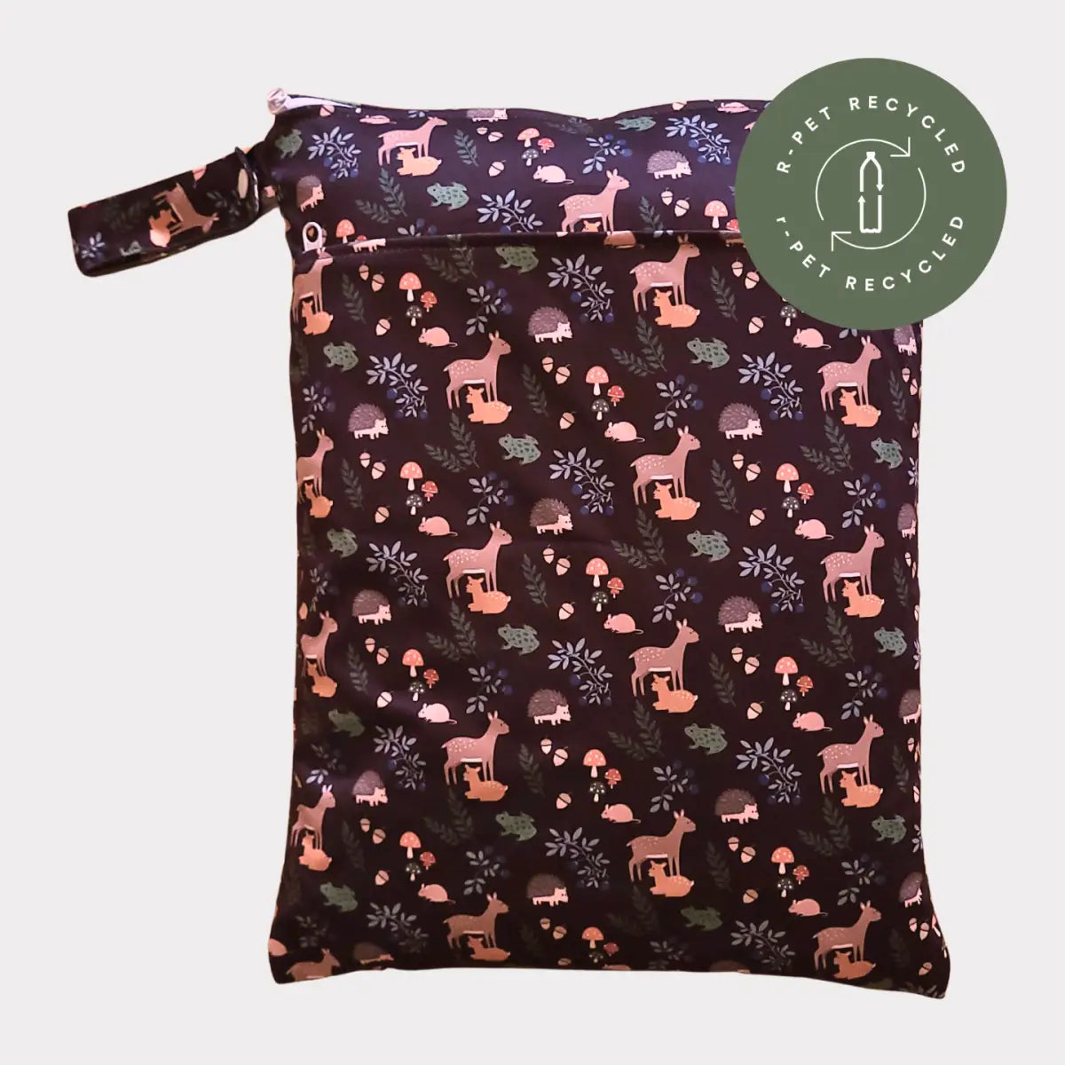 En mörk lila återanvändbar blöjtåcka med ett charmigt mönster av rosa hjortar, gröna och bruna igelkottar, svampar och bladverk.