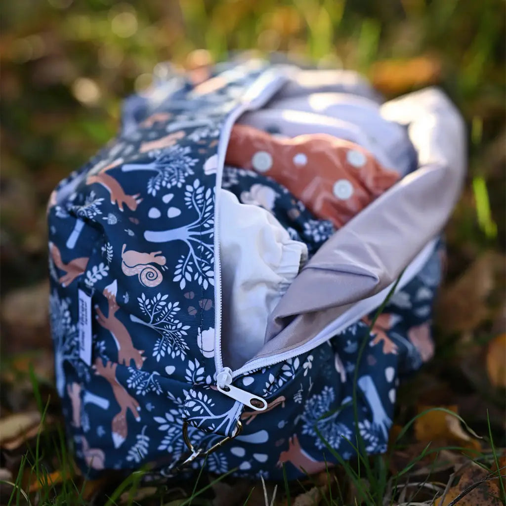 Våtpåse med dragkedja och naturmotiv med rävar, sniglar och träd.