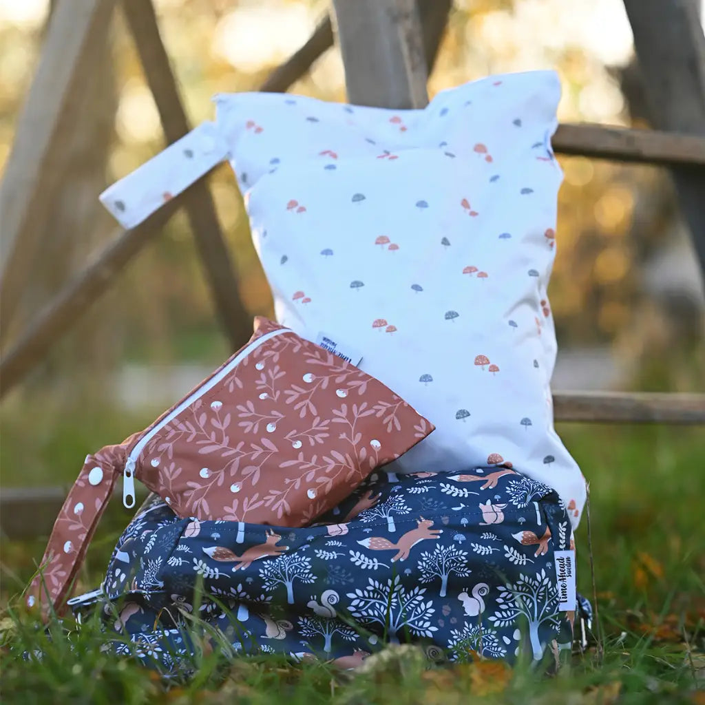 Tre mönstrade våtpåsar i olika storlekar.