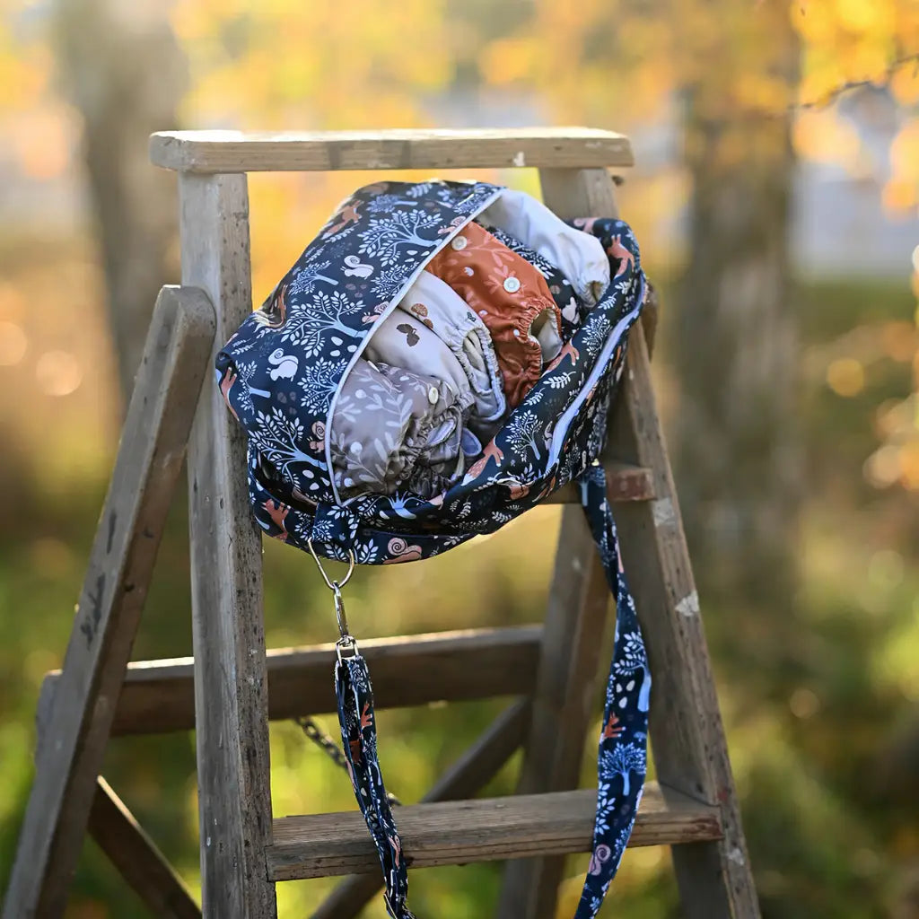 En mörkmönstrad våtpåse fylld med tygblöjor.